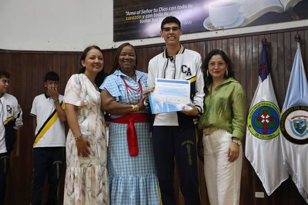 FUNIBER Presents the Award to the Winner of the International Pre-University Prize – FUNIBER Research at a Ceremony in Colombia