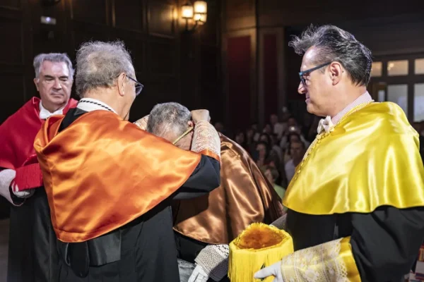 Presentation of the medal to Dr. Santos Gracia Villar.